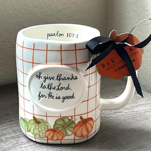 Rae Dunn kaffemugg: "Tacka Herren...", Psalm 107 1, hösten 2026, hantverkskeramik