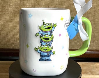 Kubek na kawę Rae Dunn – film Disneya „Toy Story”, postać Małych Zielonych Ludzików – „Gotowy do startu”