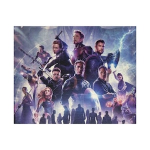 Op de afbeelding: Een legpuzzel met een filmisch ensemble van superhelden in een donkere, sfeervolle omgeving met blauwe bliksemeffecten. De compositie bevat meerdere personages in verschillende houdingen, waarbij Iron Man, Captain America en Thor opvallen.