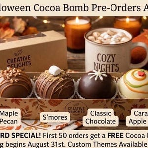 Puede incluir: Una caja rectangular de cartón que contiene cuatro bombas de cacao esféricas etiquetadas como Maple Pecan, S'mores, Classic Chocolate y Caramel Apple Cider. La caja presenta un patrón de hojas otoñales y el logotipo de Creative Delights.