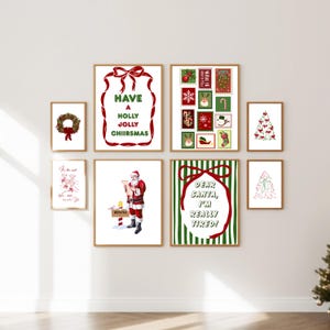 Könnte beinhalten: Eine Sammlung von gerahmten Kunstdrucken zum Thema Weihnachten. Die Drucke zeigen festliche Designs, darunter ein Kranz, Weihnachtsbäume, der Weihnachtsmann und Texte mit der Aufschrift "Have a Holly Jolly Christmas" und "Dear Santa, I'm Really Tired!"