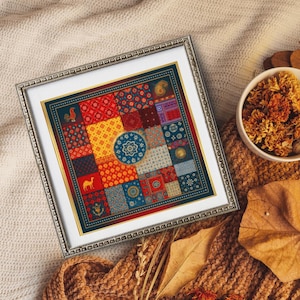 Op de afbeelding: Een ingelijst kunstwerk met een patchwork-ontwerp met een verscheidenheid aan kleurrijke patronen. Het kunstwerk is ingelijst in een zilverkleurige lijst met een witte passe-partout. Het ontwerp bevat vierkanten met bloemen-, geometrische en diermotieven in rood, blauw, geel en oranje.