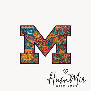 Puede incluir: Una colorida letra "M" con un estampado de cachemira en tonos azules, naranjas, amarillos y verdes. El diseño incluye una luna creciente y una estrella. Debajo, el texto "HusnMir WITH LOVE".