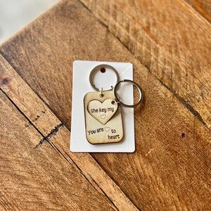 Juego de llaveros personalizados para pareja / Llaveros de madera con forma de corazón / Regalo grabado personalizado para aniversario, boda o San Valentín