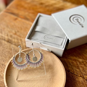 Pendientes con inicial personalizada y dije grabado / Regalo personalizado / Pendientes de aro de alambre tejido a mano / Colgante de 10 mm / Garabato o letra