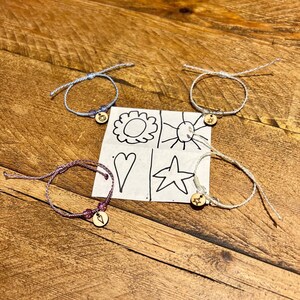 10 pulseras con iniciales personalizadas: dibujo infantil, grabado de letras, pulsera de macramé ajustable, 12 colores pastel, detalles de fiesta personalizados