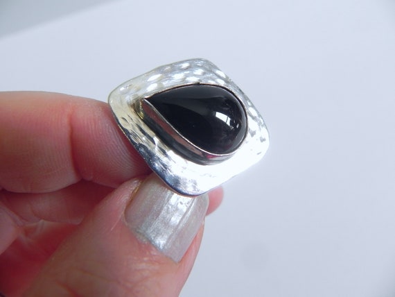 Vintage Sterling and Onyx Ring Hammered Silver Mo… - image 6