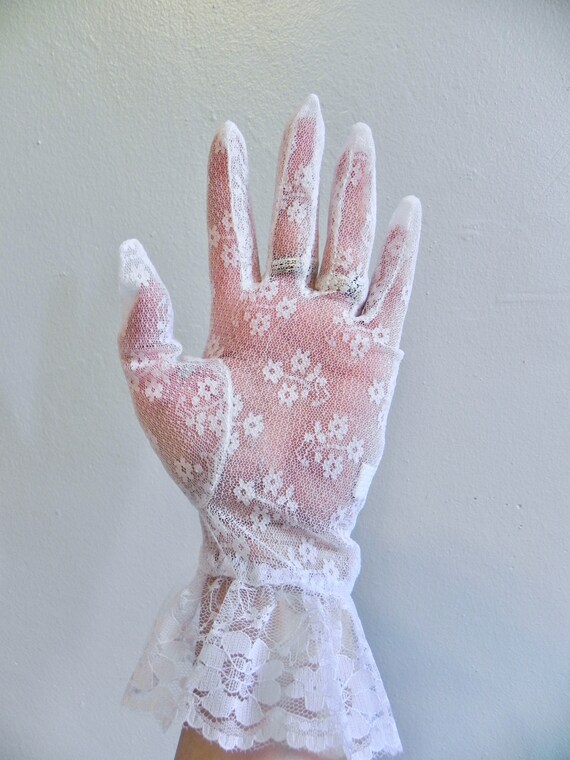 Vintage White Lace Gloves, Dead Stock Gloves with Ruf… Gem