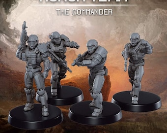 Puede incluir: Cuatro figuras de acción grises de soldados sobre bases circulares negras. Las figuras están en varias poses de acción, sosteniendo armas. El texto "HONOR TEAM" y "THE COMMANDER" están en la parte superior de la imagen. La palabra "PRESUPPORTED" está en la parte inferior.