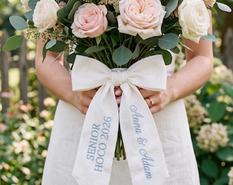 Broderad monogrambalbukettband, personlig rosett för balen 2026, blommig monogrambukett, minnesgåva till dotter, bukettband till balen