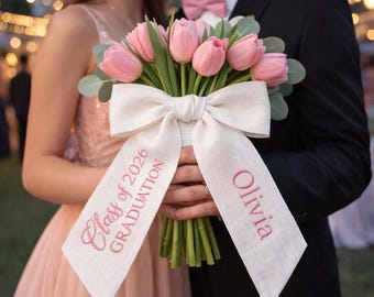 Personligt blommigt monogrambukettband, personlig rosett till balen 2026, minnespresent till dotter, bukettband till balen