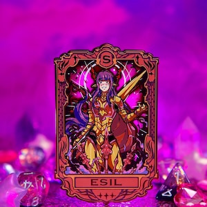 Puede incluir: Un pin de esmalte metálico rectangular que muestra un personaje con cabello morado y cuernos con armadura dorada. El personaje se encuentra dentro de un marco rojo ornamentado con la letra S arriba y el texto ESIL en la parte inferior.