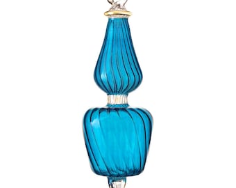 Puede incluir: Adorno de cristal turquesa con diseño en espiral, suspendido por un cordón de fibra natural. El adorno tiene una base bulbosa y una parte superior cónica, con detalles dorados. La parte inferior tiene una punta clara y puntiaguda.