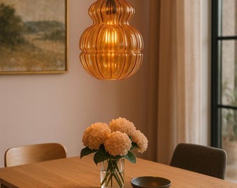 Handgeblazen hanglamp van amberglas – geribbelde bol, art-decostijl | Plafondlamp.