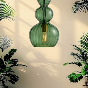 Handblåst pendellampa i grönt glas | Modern ribbad kalebasslampa | Taklampa | Hängande belysning.