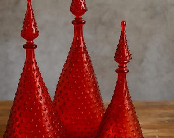Botella de perfume de vidrio soplado con clavos rojos: decoración vintage para tocador
