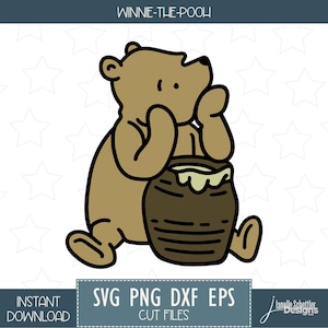 Puede incluir: Ilustración de dibujos animados de Winnie the Pooh, un oso pardo, sentado y sosteniendo un tarro de miel marrón con miel amarilla. La imagen incluye el texto "WINNIE-THE-POOH" y "SVG PNG DXF EPS CUT FILES".