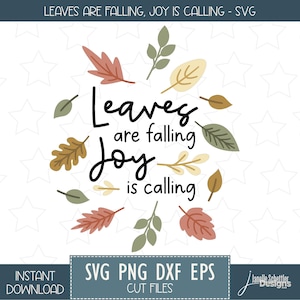 Könnte beinhalten: Ein digitales Design mit dem Text "Leaves are falling, Joy is calling" in einer verspielten Schriftart, umgeben von bunten Blättern in Grün-, Braun- und Rottönen. Enthält SVG-, PNG-, DXF- und EPS-Dateiformate.