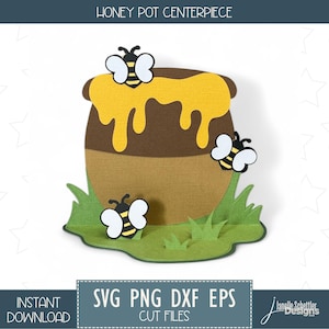 Puede incluir: Centro de mesa de papel con forma de tarro de miel. El tarro marrón tiene miel amarilla goteando de la parte superior y tres abejas de dibujos animados. Las palabras "HONEY POT CENTERPIECE" están en la parte superior. La parte inferior tiene "SVG PNG DXF EPS CUT FILES" y "INSTANT DOWNLOAD".