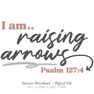以下が含まれることがあります： 「I am.. raising arrows」のテキストが筆記体で書かれたデジタルプリント。下に「Psalm 127:4」と記載。デザインには、薄緑色の線と曲がった矢印が含まれています。画像の下部には「Instant Download • Digital File」とファイルの種類が記載されています。
