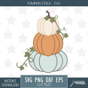 Op de afbeelding: Een digitale afbeelding van een gestapeld pompoenontwerp. De pompoenen zijn in tinten wit, oranje en blauwgroen, met groene wijnranken en bladeren. De tekst "PUMPKIN STACK - SVG" staat bovenaan. Hieronder staan de woorden "INSTANT DOWNLOAD" en "SVG PNG DXF EPS CUT FILES."