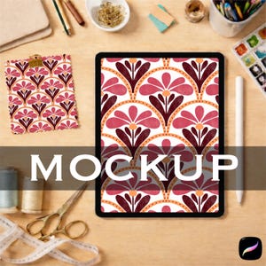 Peut inclure: Une tablette numérique affiche un motif floral dans les tons de rouge, rose et orange. Un échantillon de tissu assorti et le mot « MOCKUP » sont visibles. D'autres éléments incluent un stylet, des ciseaux et des fournitures de couture.
