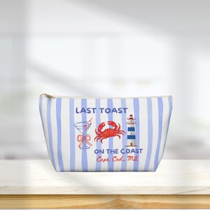 Bolsa de maquillaje para despedida de soltera, recuerdo personalizado de despedida de soltera con temática costera, esencial de viaje, último brindis en la costa, conchas marinas y campanas de boda