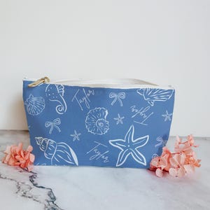 Bolsa de maquillaje para despedida de soltera, recuerdo personalizado de despedida de soltera con temática costera, esencial de viaje, último brindis en la costa, conchas marinas y campanas de boda