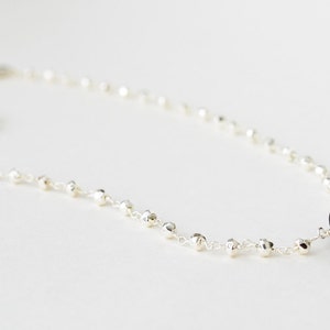 Vackert silverpyrit sterlingsilvertrådlindat rosenkranshalsband halsband med eterisk olja, aromaterapismycken med lavasten