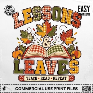 Könnte beinhalten: Ein digitales Grafikdesign mit dem Text LESSONS & LEAVES und dem Schriftzug TEACH • READ • REPEAT darunter. Das Design zeigt ein offenes Buch, herbstliche Ahornblätter und Kürbisse, die alle mit roten, orangen, gelben und grünen Karomustern verziert sind.