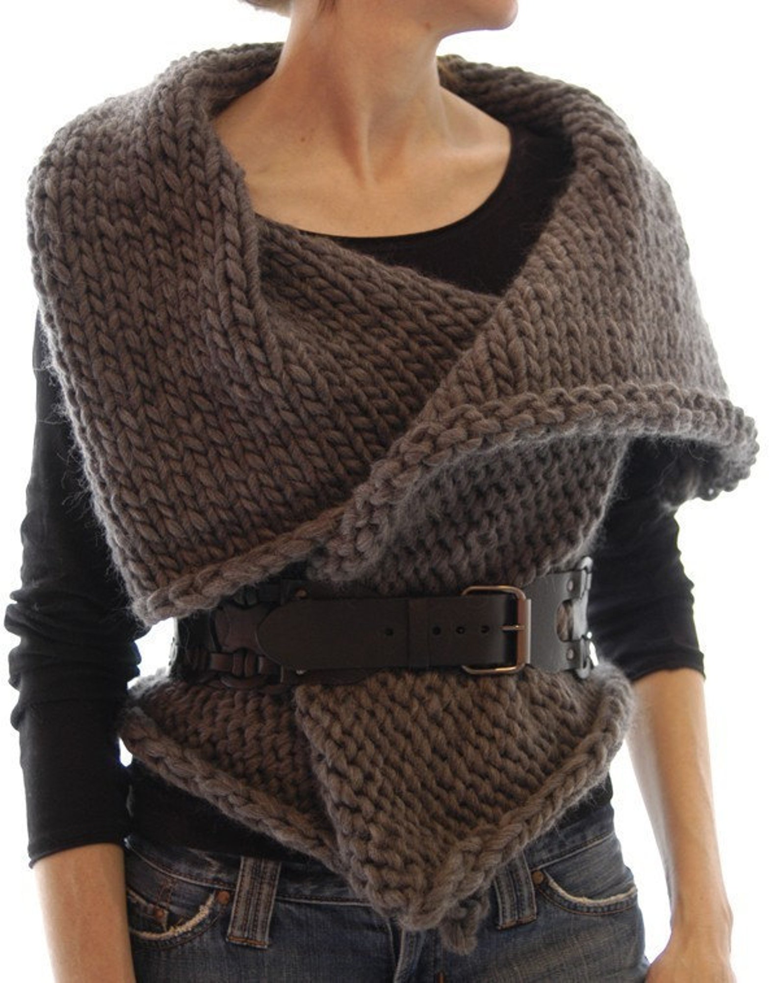 Жилетка из пряжи. Жилет Knitted Vest. Оригинальные вязаные жилеты. Необычные вязаные безрукавки. Оригинальные вязаные вещи для женщин.