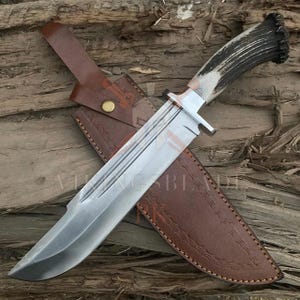 Faca Bowie artesanal em aço D2 – Cabo de chifre de veado, bainha de couro, faca para atividades ao ar livre e bushcraft.