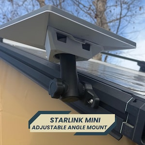 Könnte beinhalten: Graue Starlink Mini Halterung mit einstellbarem Winkel, befestigt an einem Fahrzeugdach. Die Halterung hat eine rechteckige Satellitenschüssel und einen schwarzen, verstellbaren Arm. Der Text "STARLINK MINI ADJUSTABLE ANGLE MOUNT" ist zu sehen.