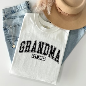 Grandma Est. 2025 Shirt, New Grandma Gift, Pregnancy Announcement Tee, Mothers Day Gift for Grandma, Nana Shirt, First Time Grandma Shirt