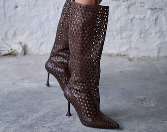 Botas altas de tacón de aguja hasta la rodilla de piel marrón con aberturas, botas de verano con punta afilada, botas para pantorrilla ancha.