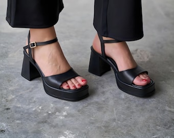 Sandalias de plataforma de cuero negro con tira en el tobillo, zapatos de tacón grueso tipo bloque, tacones minimalistas y cómodos.