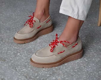 Mocassini Oxford in camoscio beige con lacci, punta tonda e suola spessa, scarpe basse casual da donna
