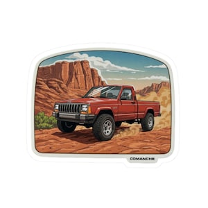 Puede incluir: Una camioneta Jeep Comanche roja conduciendo por un paisaje desértico con formaciones rocosas rojas en el fondo. La camioneta tiene una cabina blanca y un parachoques negro. La camioneta está conduciendo por un camino de tierra y hay polvo levantándose detrás de ella.