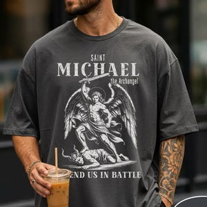 Der Erzengel T-Shirt Heiliger Michael Shirt Verteidige uns im Kampf T-Shirt Grunge Christian Papa Geschenk Katholische Mutter Shirt Glaube basierte Bekleidung