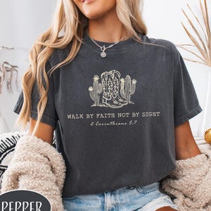 Lopen door geloof, niet door zicht Shirt Chrisitan Cowgirl T-shirt christelijk westerse minimalistisch shirt religieuze moeder cadeau bijbelvers shirt geloof Tee