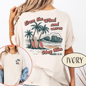 Zelfs de wind en de golven gehoorzamen hem shirt christelijk surfen T-shirt oceaan shirt strand surfer moeder cadeau bijbelvers T-shirt zomer vibes Tee