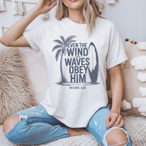 Zelfs de wind en de golven gehoorzamen hem shirt christelijk surfen T-shirt oceaan shirt strand surfer moeder cadeau bijbelvers T-shirt zomer vibes Tee