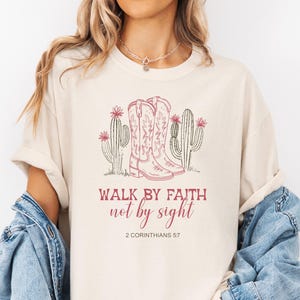 Lopen door geloof, niet door zicht Shirt Chrisitan Cowgirl T-shirt christelijk westerse minimalistisch shirt religieuze moeder cadeau bijbelvers shirt geloof Tee