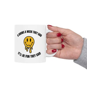 Taza con el programa de espectáculos de Broadway: 8 funciones a la semana, divertida, con la frase "Todo estará bien", de teatro musical y del trabajo.
