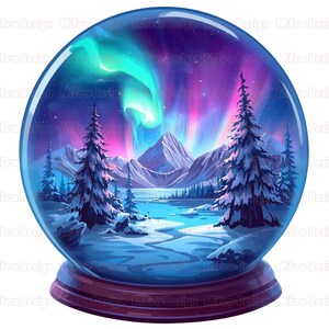 Könnte beinhalten: Eine dekorative Schneekugel mit einer Winterlandschaft. Sie zeigt schneebedeckte Kiefern, einen See und Berge unter einem lebendigen Nordlicht. Die Kugel hat einen Holzsockel und eine transparente Glaskuppel.