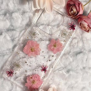 Handyhülle mit Trockenblumen| Handmade | 3 Designs in Rosa, Blau, Gelb | Persönliches Accessoire | Geschenkidee | iPhone & Samsung