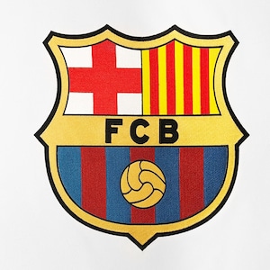 Könnte beinhalten: Gesticktes Abzeichen mit dem Wappen des FC Barcelona. Das schildförmige Wappen hat einen goldenen Rand und einen weißen Hintergrund. Es zeigt ein rotes Kreuz, gelbe und rote Streifen, die Buchstaben "FCB", einen Fußball und blau-rote Streifen.