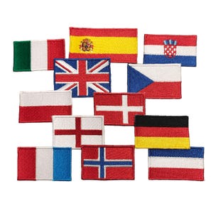 Może przedstawiać: Kolekcja haftowanych naszywek z flagami różnych krajów. Flagi obejmują Włochy, Hiszpanię, Wielką Brytanię, Chorwację, Czechy, Polskę, Danię, Anglię, Niemcy, Francję, Norwegię i Holandię. Każda naszywka ma kształt prostokąta.