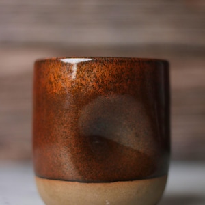 Caneca de cerâmica artesanal em formato de polegar, com esmalte vermelho, ideal para café, vinho e chá (240ml).