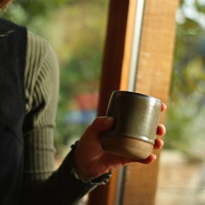 Handgemachte keramische Daumenschale Waldgrün, Kaffee-Tee-Becher, Daumen-Eindruck-Weinbecher